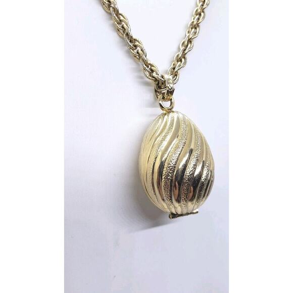 Vintage Locket Pendant Easter Egg 1968 Stash Perfume Opens Gold Plated Avon - Picture 1 of 10
